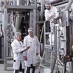 [Translate to 中文:] 在amixon®技术中心的试验：香料制剂和功能性添加剂。这些可以是液体或粉末状的。它们的比例很小。必须非常精确地分布在粉末基质中。