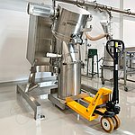 可以用手动叉车将桶运输到混合机。