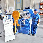 弯曲和轧制板材需要丰富的经验。