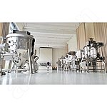 展厅里有许多用于试验的混合机。