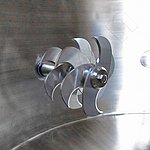 利用高速旋转的切割工具粉碎块状物。