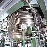 无尘大袋灌装系统位于 amixon® 混合冷却机下方。