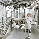 amixon® 单轴混合机，5立方米有效容积，配有4个称重装置。