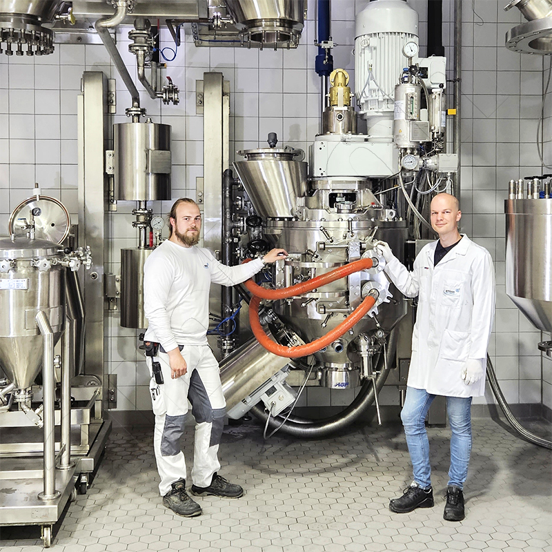 amixon® 200升有效容积的混合干燥反应器。混合室是锥形的。