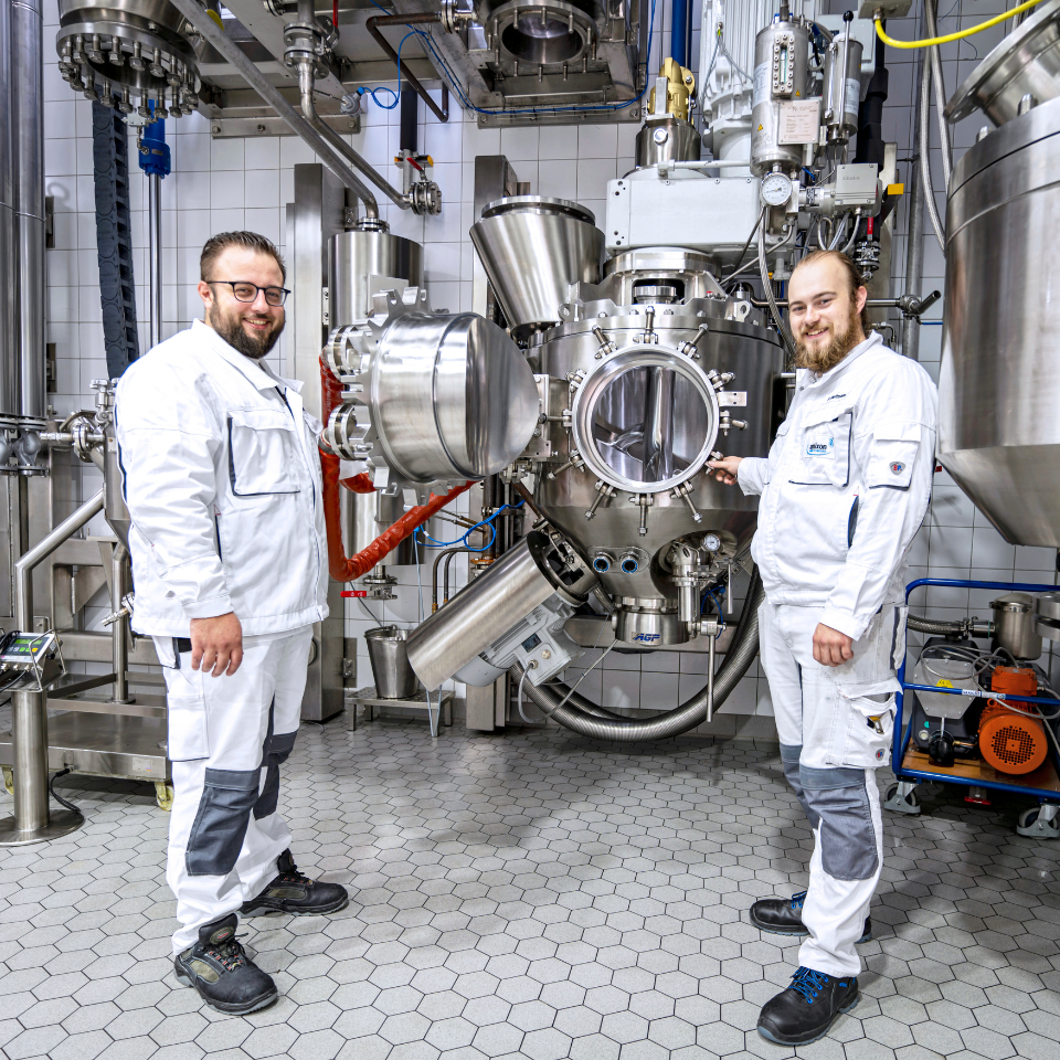 得益于其锥形结构，amixon® AMT 真空混合干燥机可实现近乎完全的残料排空。